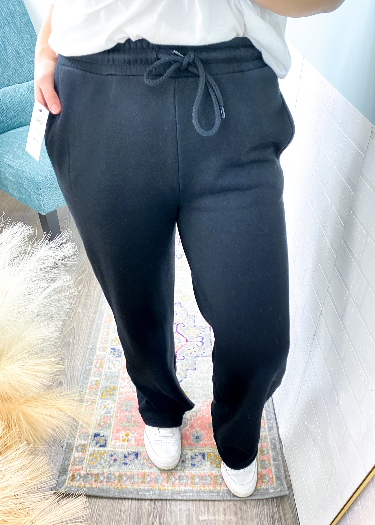 'Saige' Black Straight Leg Fleece Sweatpants-A classic straight leg fleece sweatpants for your casual days. Pair these with all your favorite tees, sweatshirts, denim jackets. -Cali Moon Boutique, Plainville Connecticut